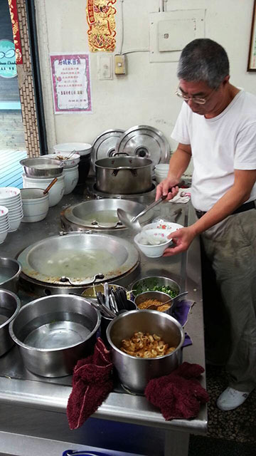 傳統無刺的虱目魚肚湯一直是小高偏愛的古早味！像是這一家武廟路的虱目魚肚湯…