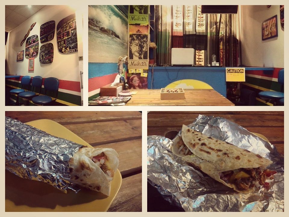 店內只有兩個桌子的位置，鮮豔色彩的搭配……