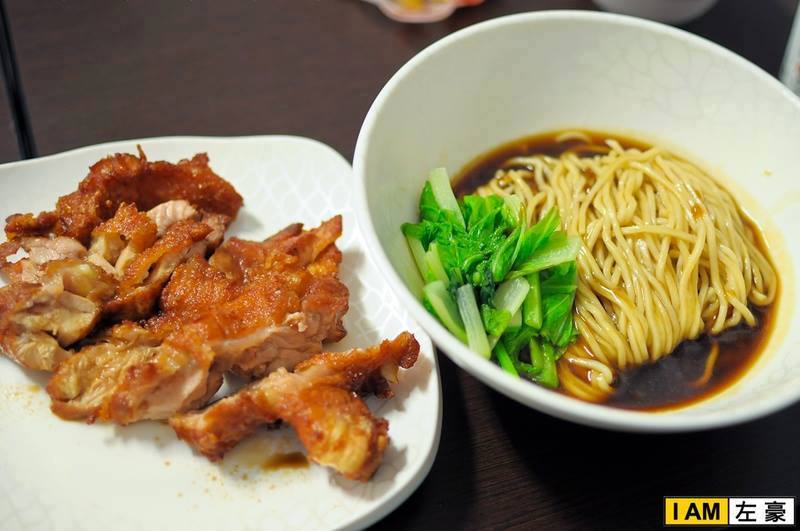 雞腿麵，雞腿炸得又香又酥……