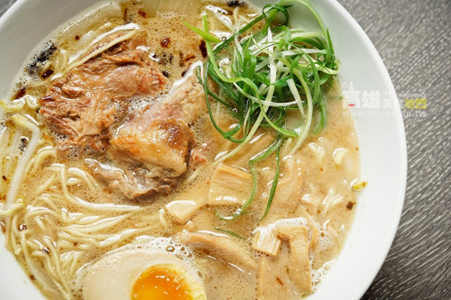 中華豚 本格豚骨拉麵。高雄拉麵 │一杯入魂，本格派豚骨湯頭、地獄豚骨湯頭一決勝負！