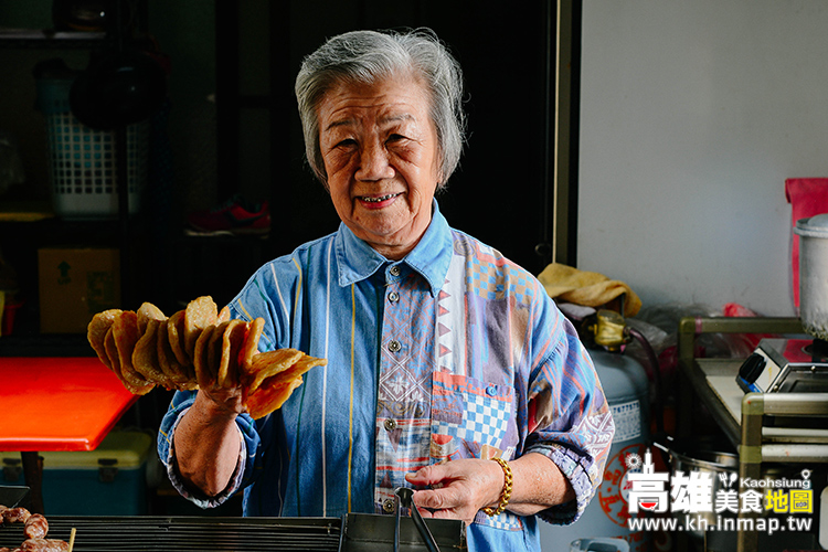 【三輪的店】五十年在地小吃。高雄黑輪香腸(手工香腸伴手禮)推薦