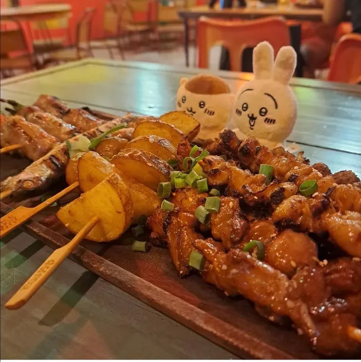 淡水隱藏版甜品推薦：路邊烤肉 WildBBQ 滬尾店炭烤日式麻糬，肉串後的完美收尾法與野營風美食體驗