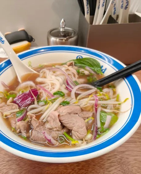 高雄左營美食｜Phở Wild 越式生牛肉河粉 高雄店，12小時慢熬牛骨清湯鮮甜溫潤，老少咸宜的家庭朋友聚餐好去處