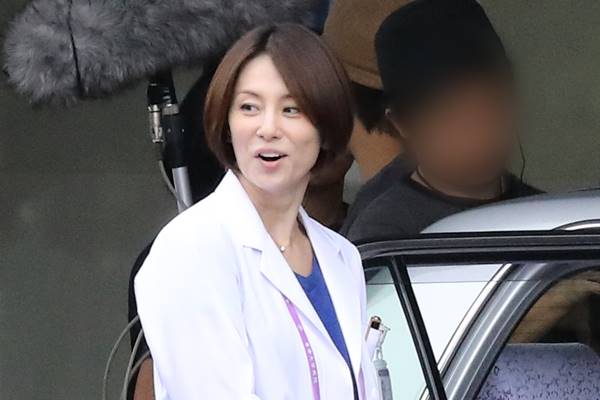 米倉涼子 送迎車に1,500万円！事務所が用意した仰天VIP待遇 女性自身