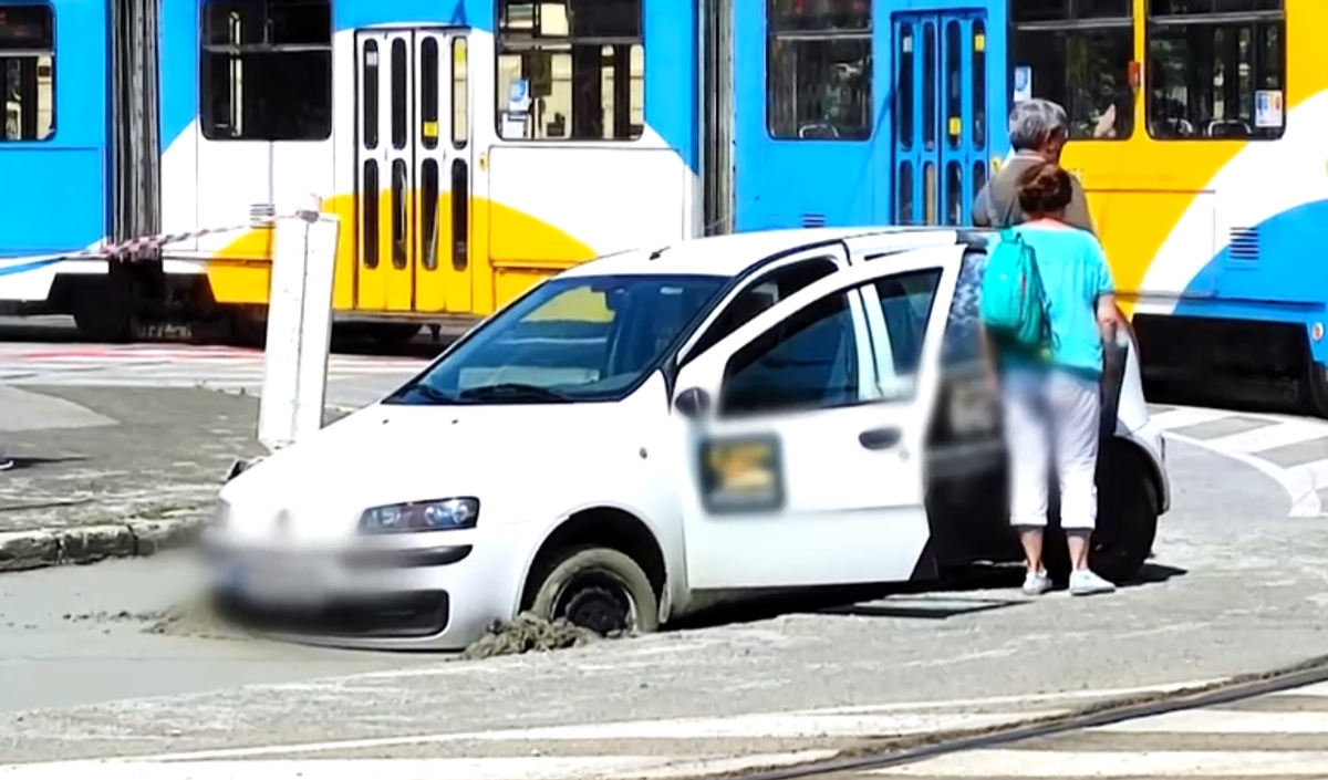 Kuriózna nehoda Vodič si nevšimol rekonštrukciu cesty a zaparkoval do