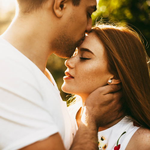 Définition baiser LEDICTIONNAIRE