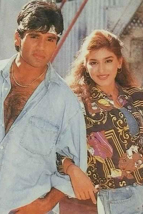 Suniel Shetty Spotted At Mumbai Airport Wearing Cargo Pants & Coke