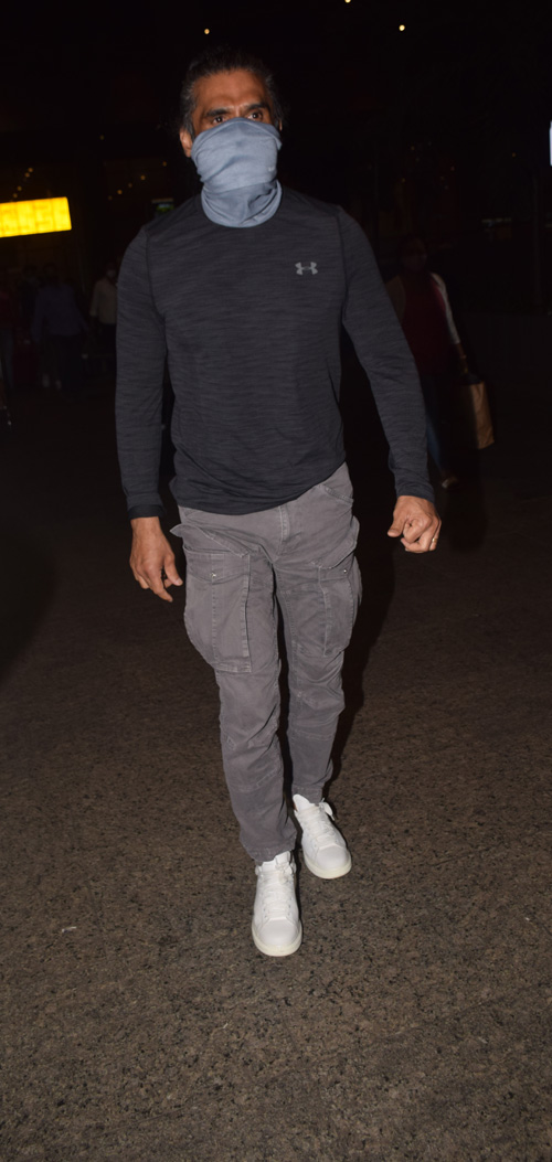 Suniel Shetty Spotted At Mumbai Airport Wearing Cargo Pants & Coke
