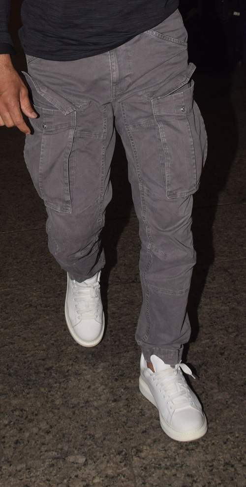 Suniel Shetty Spotted At Mumbai Airport Wearing Cargo Pants & Coke