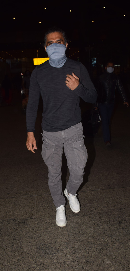 Suniel Shetty Spotted At Mumbai Airport Wearing Cargo Pants & Coke