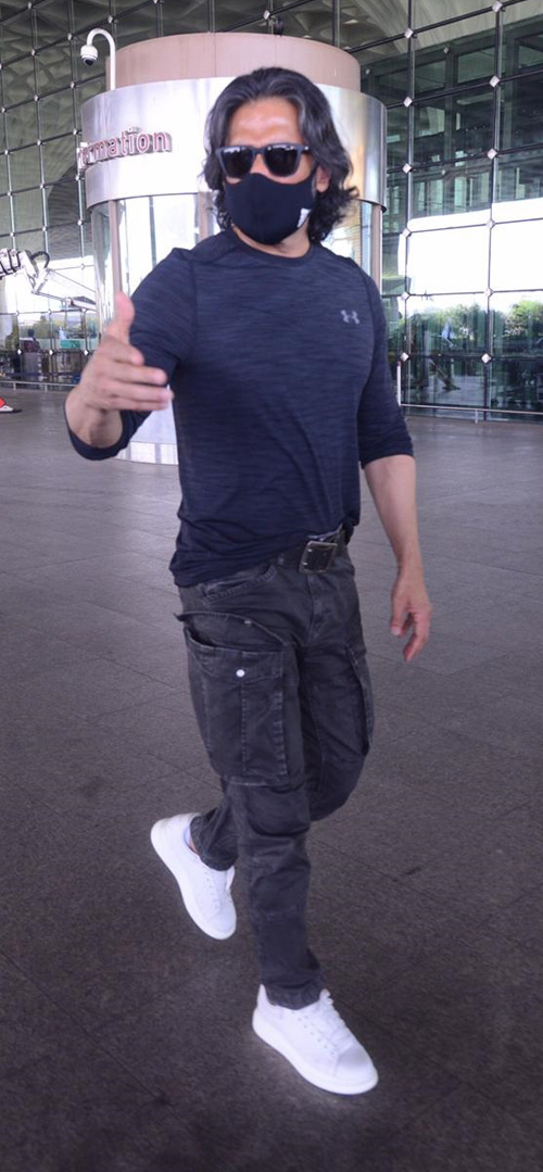 Suniel Shetty Wore Military Denim Cargos With Huge Pockets