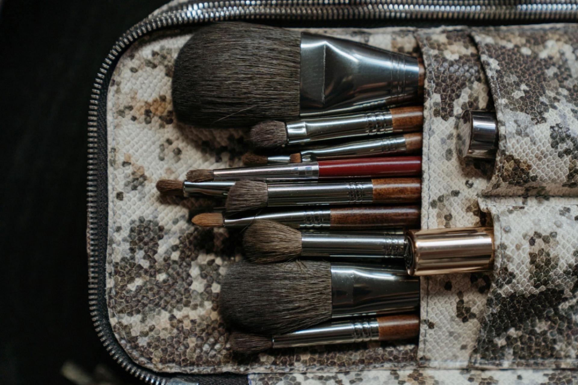 5 Makeup Artist Essentials You Need in Your Kit