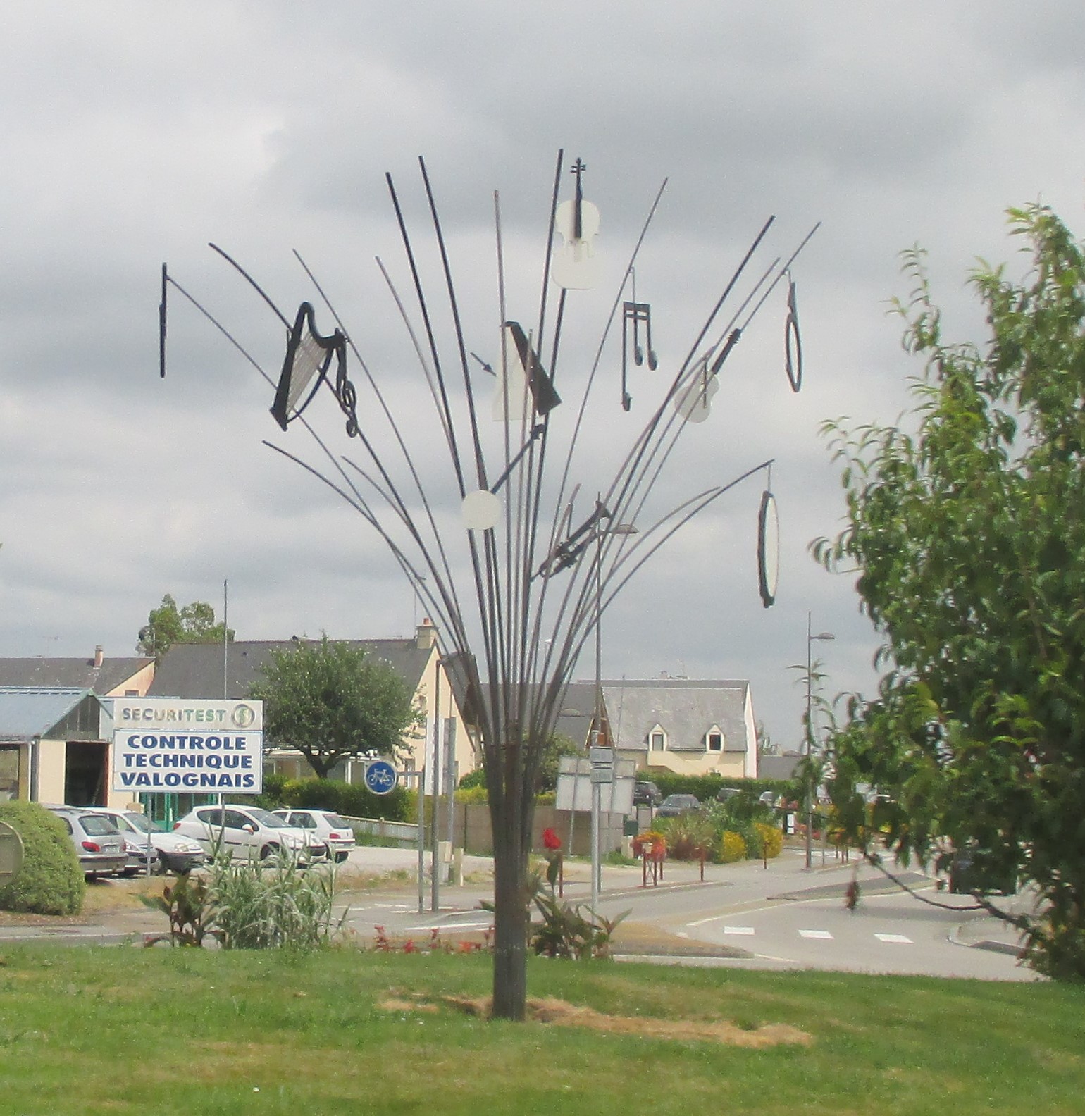 Fancy Roundabouts in France / myLot