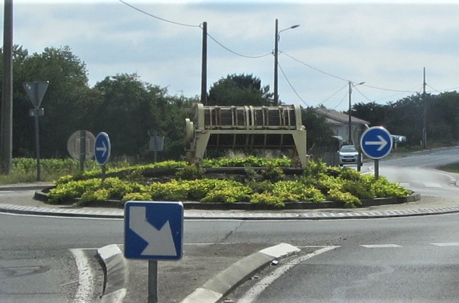 Two years ago, a roundabout in France / myLot