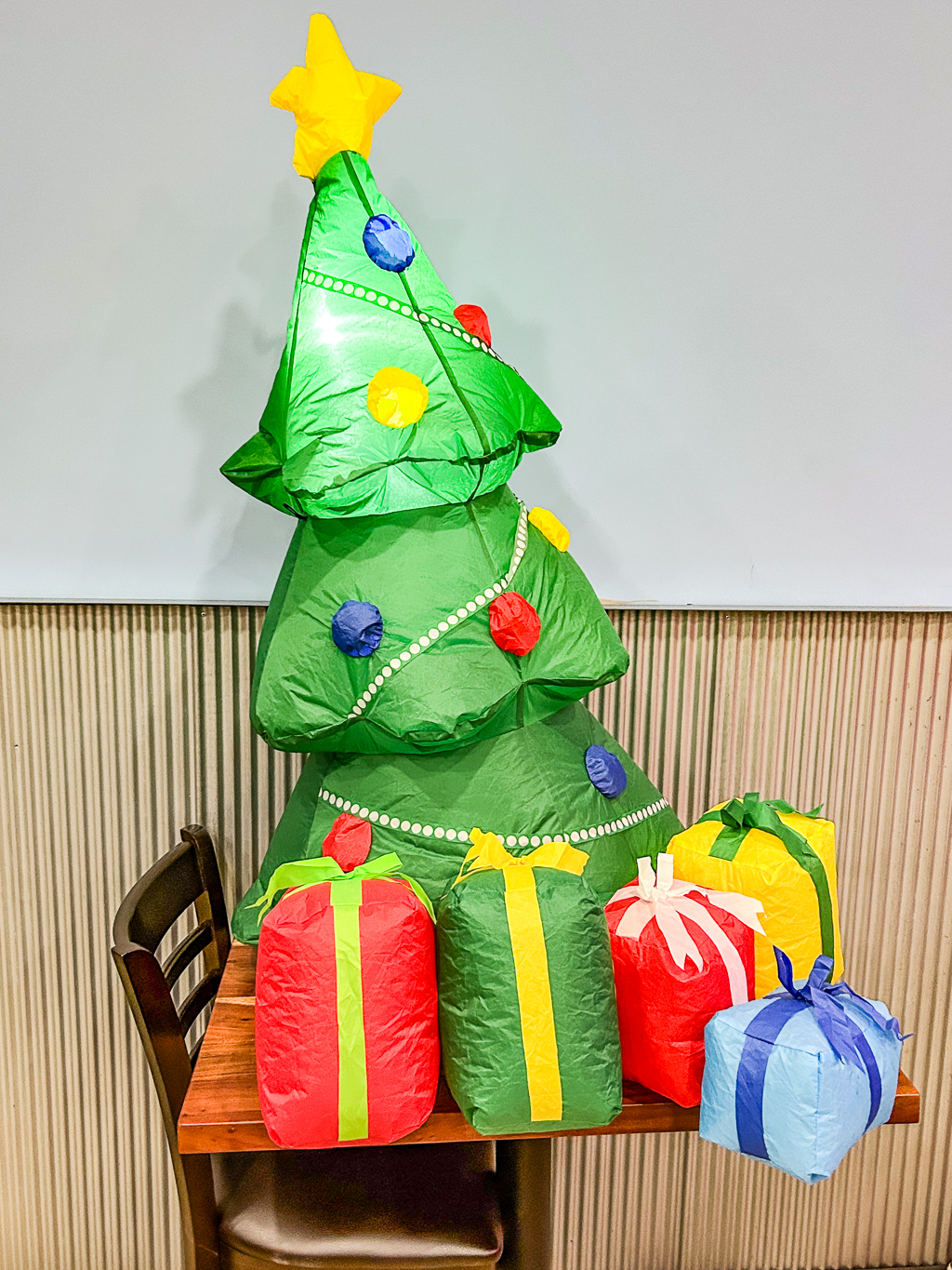 A tacky blowup tree / myLot