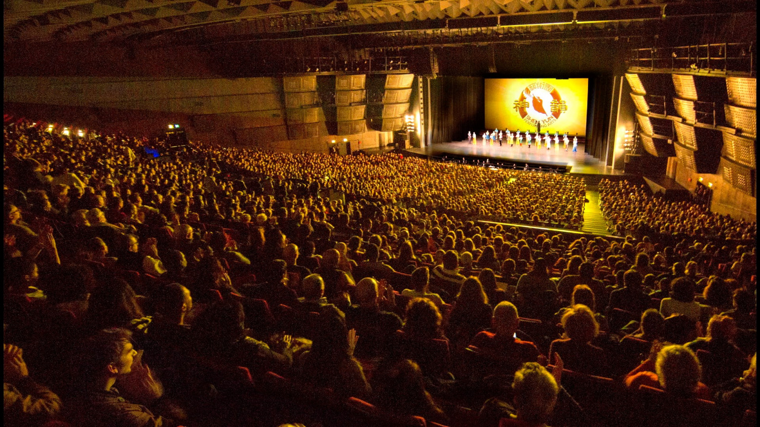 Shen Yun Enchants Paris Audiences With Colorful Display of