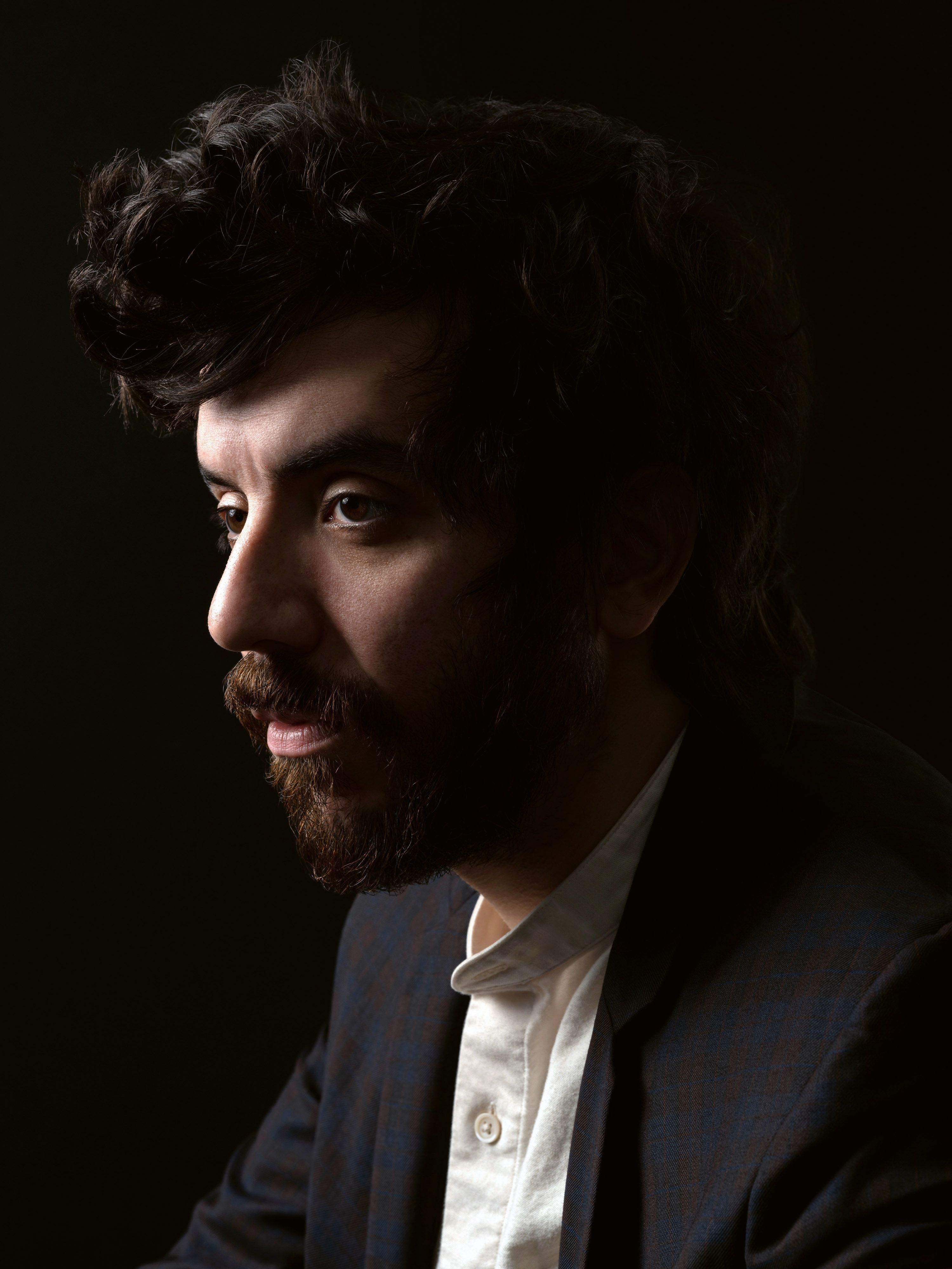 Kaveh Akbar hat einen Roman über einen jungen Mann geschrieben, der alles schluckt, was ihn betäubt