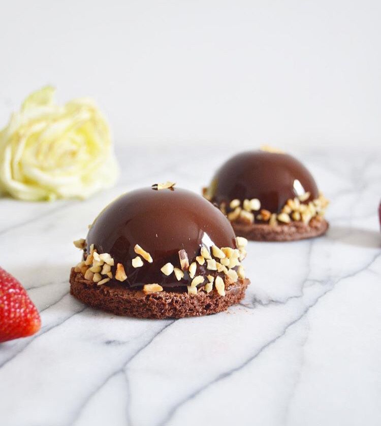 Dôme Praliné, Insert Coulant Fraise, Croustillant Praliné, Glaçage