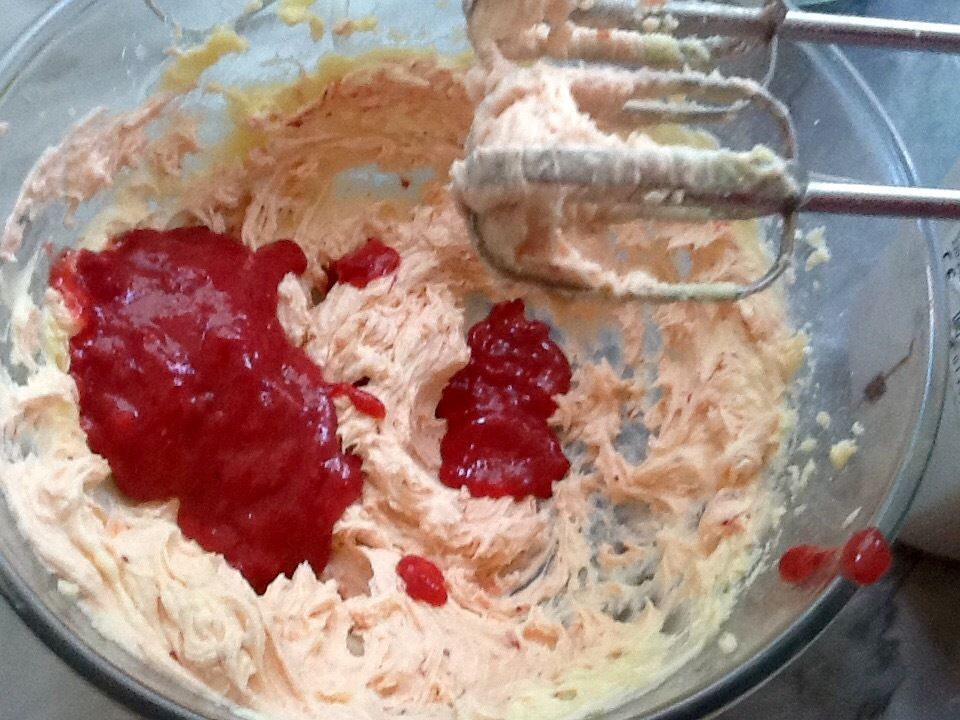 Génoise à la crème au beurre, miel et fraises La fourchette d'or