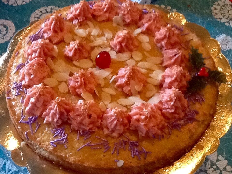 Génoise à la crème au beurre, miel et fraises La fourchette d'or