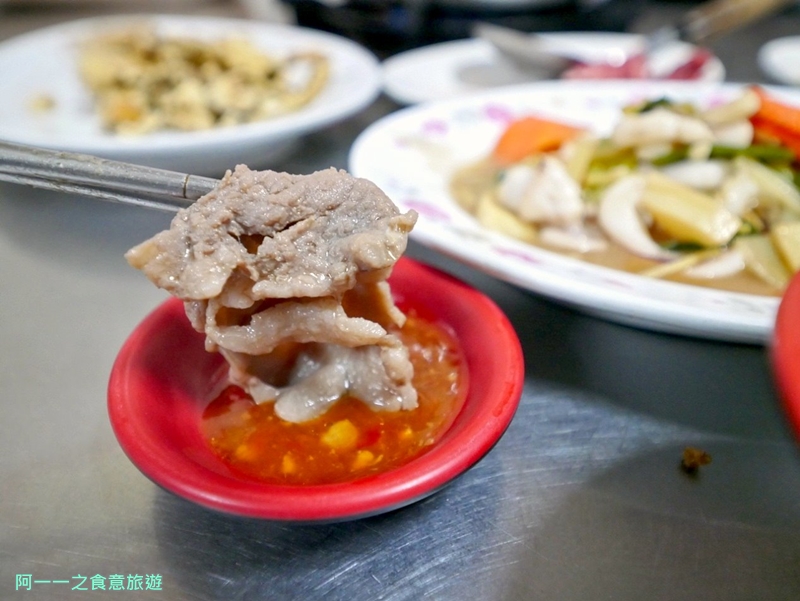 台東知本美食 黑松羊肉爐～知本溫泉餐廳推薦，溫暖羊肉爐配大盤羊肉炒麵 阿一一之食意旅遊