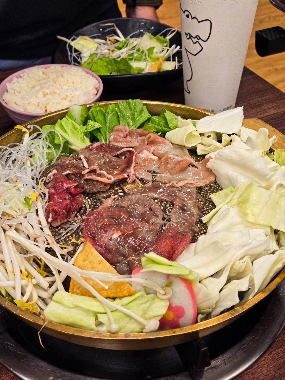 台南．永康．永大路平價美食． CP值超高的火烤兩吃台南銅盤烤肉．夯肉吃鍋