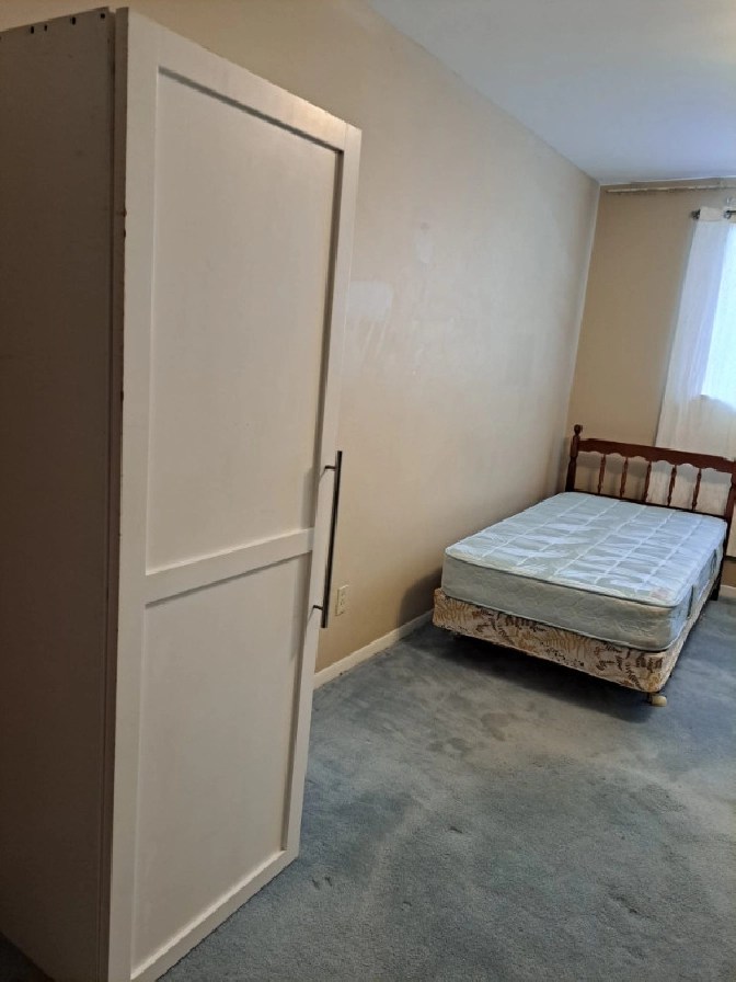 800 / 1br 400ft2 1JULY 2023 STEELES /BATHURST ROOM UPSTEARS in