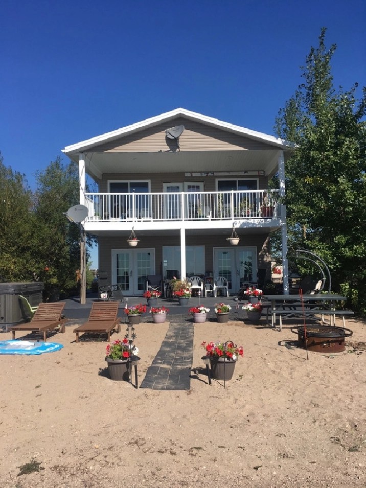 Lakefront House / Cabin in Resort Village of Leslie Beach in Saskatoon