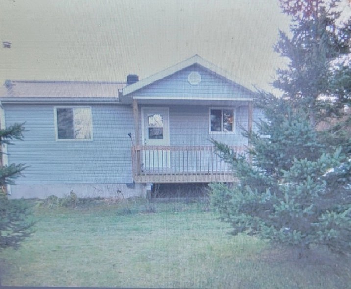 minimaison ou chalet sur le bord de l'eau in Lévis,QC Houses for Sale