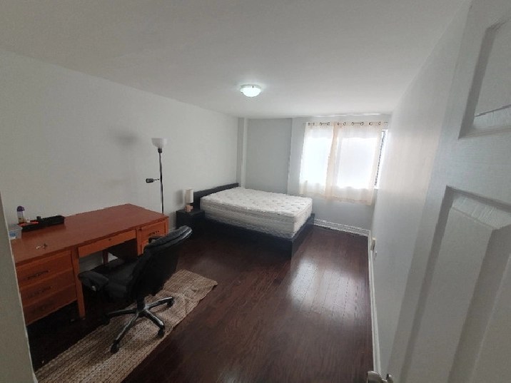 Master Bedroom within 1km from UTM in Mississauga / Peel Region,ON