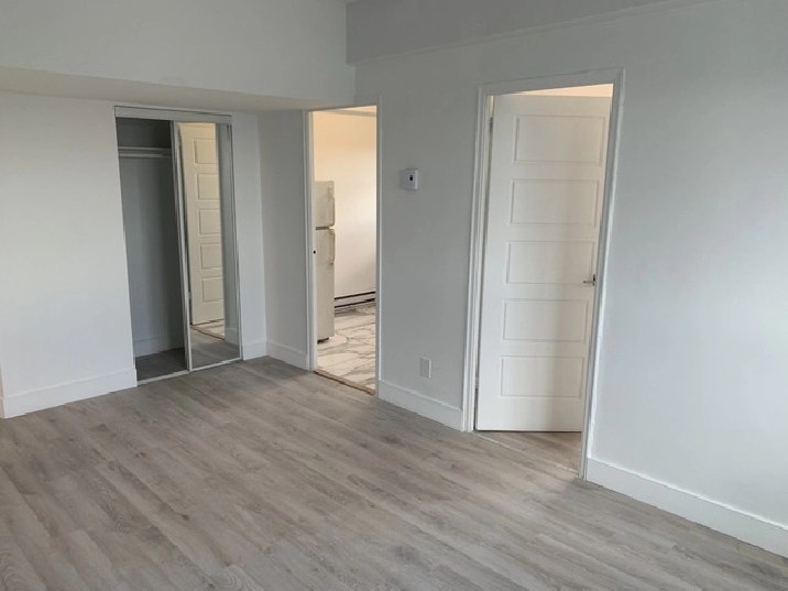 3 1/2 rénover, batisse en béton dispo 1ier Février in City of Montréal