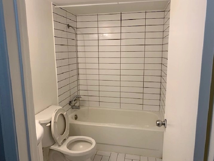 Barrie, Bachelor with utilities and 1 parking included in Barrie,ON