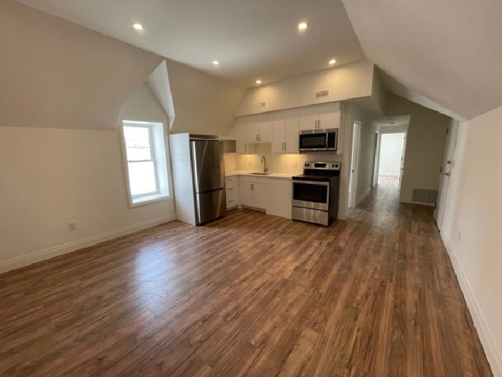 Barrie, Large 2 bedroom ground level, in suite laundry, and AC in