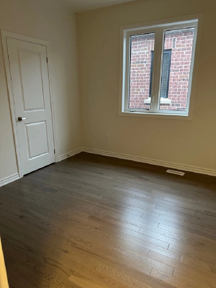 House for Rent 4 Bed and 2.5 bath in Oakville / Halton Region,ON