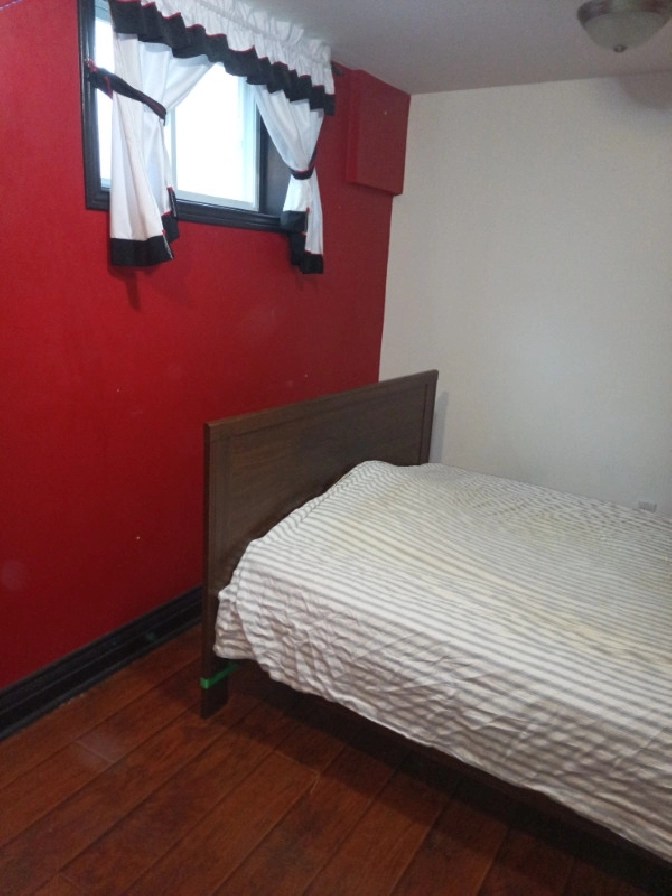 Room for Rent Close to McMaster University in Hamilton,ON Room