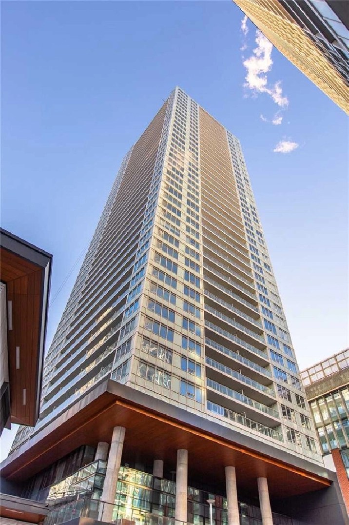17 19 Bathurst St The Lakeshore Condos By Concord in City of