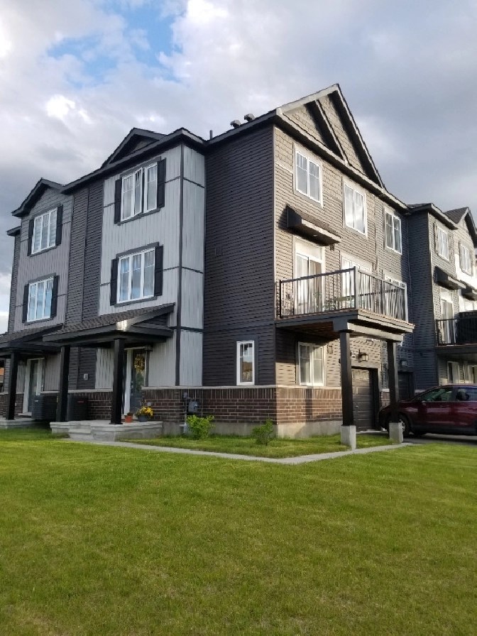 3 bedroom den for rent May 1, 2024 in Ottawa,ON Apartments & Condos