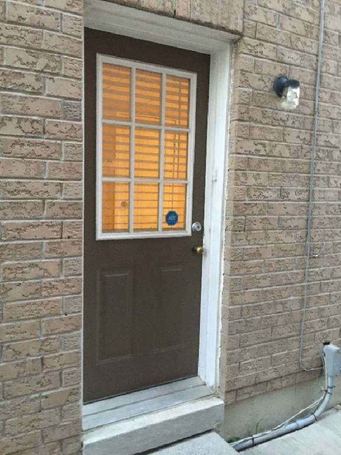 1bed 1 Bath Newly renovated walk out unit Gore / Queen St in