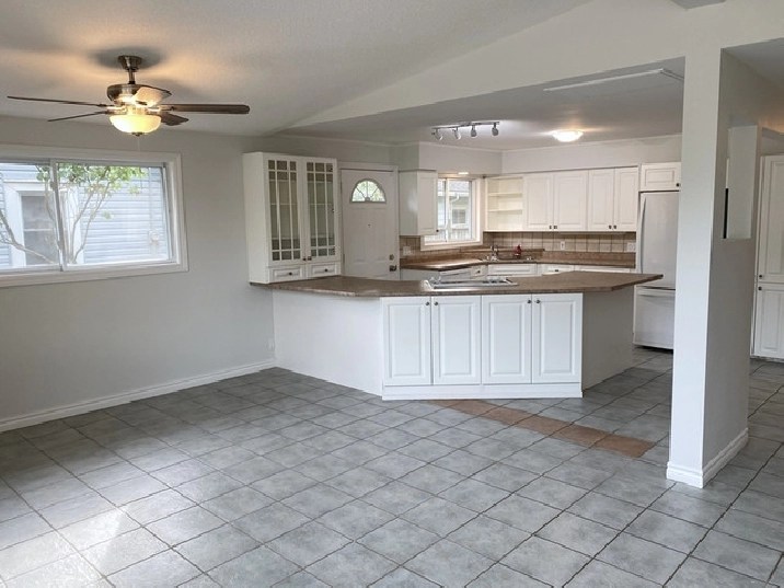 Beautiful 3 Bed, 2 Bath Unit in Orillia in Barrie,ON Apartments