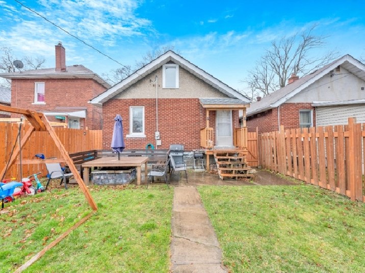 1374 Bruce329,999 in Windsor Region,ON Houses for Sale