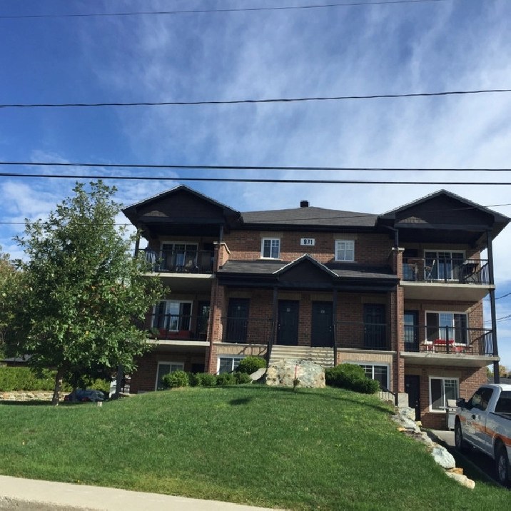 4 1/2 près Université in Sherbrooke,QC Apartments & Condos for Rent