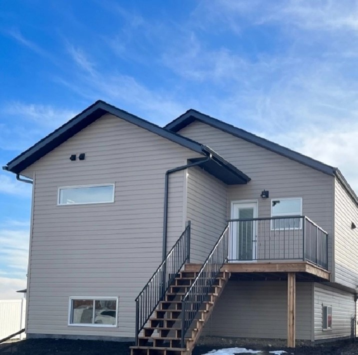 NEW BILEVEL GREAT LOCATION CLOSE TO SHOPPING AND RESTAURANTS! in Red