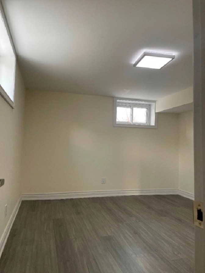 At Keswick, 2 bedroom walkout basement for rent in Markham / York