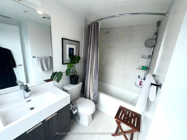 1 Den / 2 Bathroom Penthouse Condo for Rent near Kipling Station in