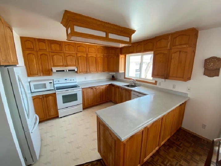SS APRIL 13 WATERFRONT 1502 SQ FT BUNGALOW ON THE LEE RIVER! in