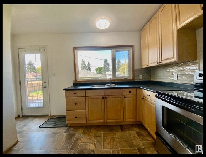 House for Rent/ Clean Half Duplex Private Rental in Edmonton,AB