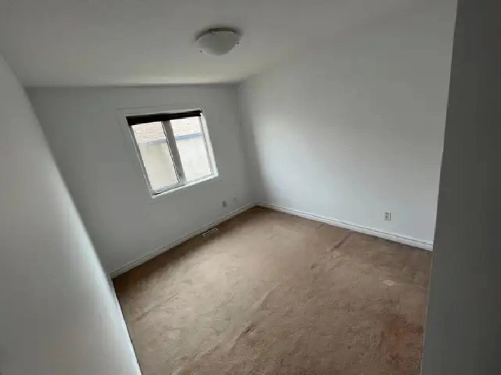 Looking for a housemate Private Room in Island Lakes. 660 / m in