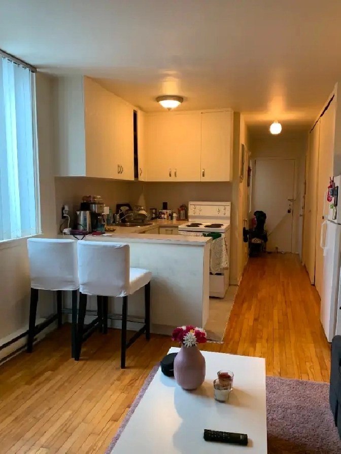 Lovely 3 1/2 on Queen Mary w Balcony near Starbucks,Bus Metro 2C in