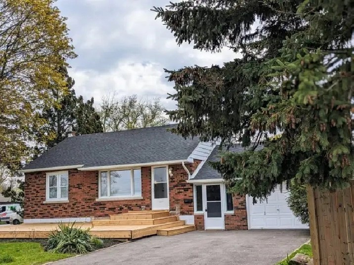 Two bedroom lakeside bungalow for rent in Grimsby in Hamilton,ON