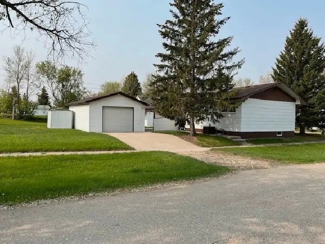 Solid 3 Bed 2 Bath with & RV Parking in Regina,SK Houses for